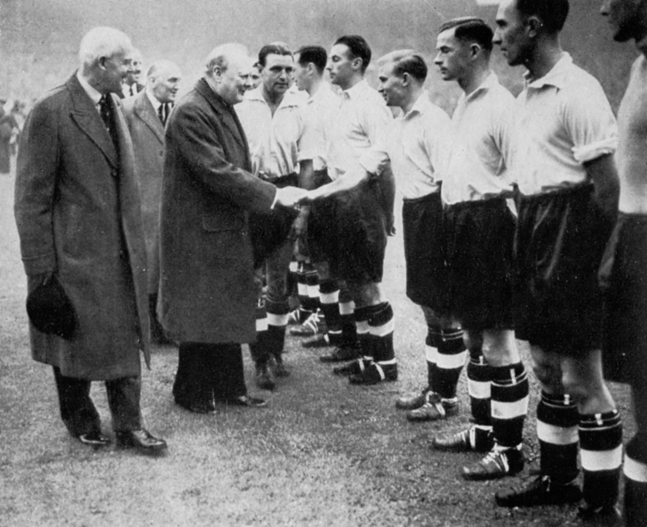 Winston Churchill hilser det engelske fotballaget, Wembley, London, oktober 1941. av London News Agency