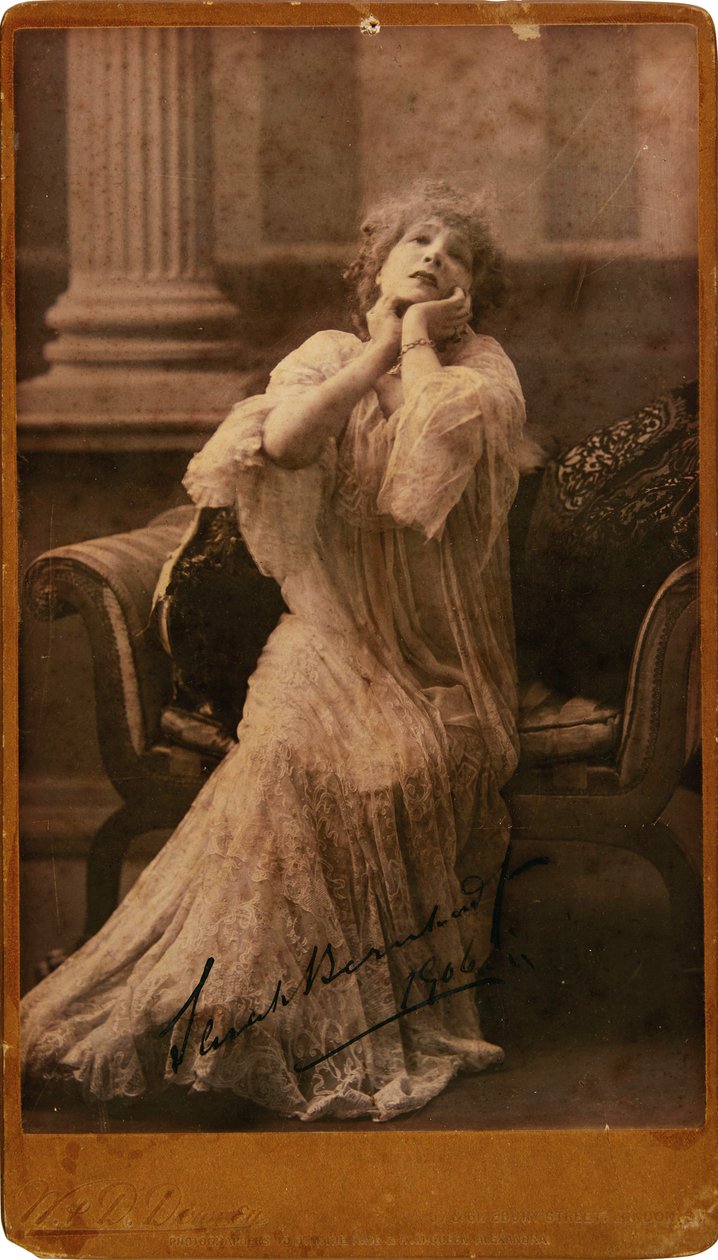 Portrett av Sarah Bernhardt 1844-1923, 1906. av London . Photo studio W. and