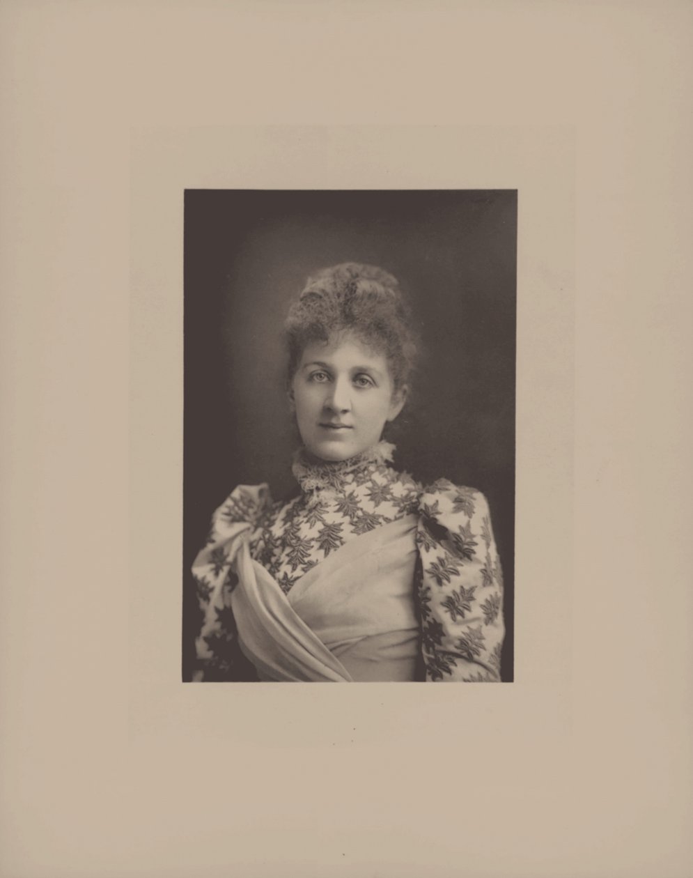 Portrett av pianisten og komponisten Liza Lehmann 1862-1918. av London . Photo studio W. and