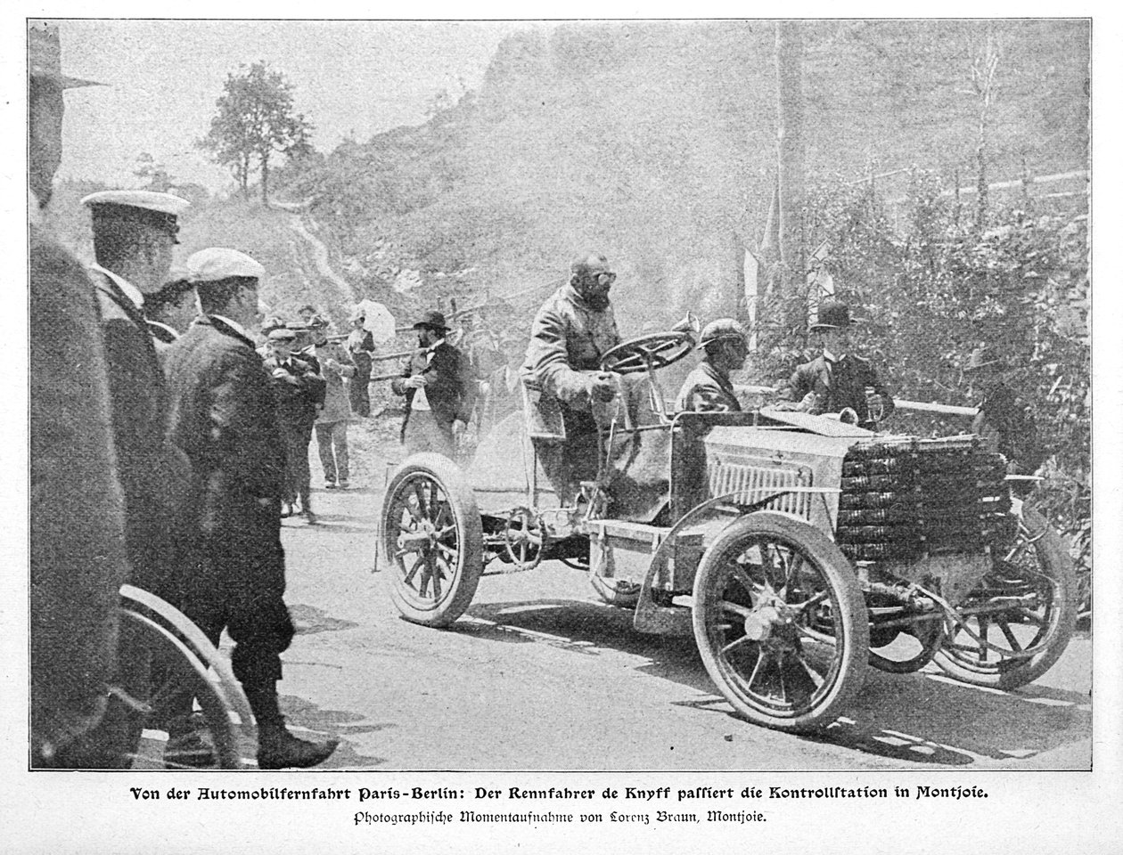 Bilde av bilturen Paris-Berlin. Racerføreren de Knyff passerer kontrollstasjonen i Montjoie av Lorenz Braun