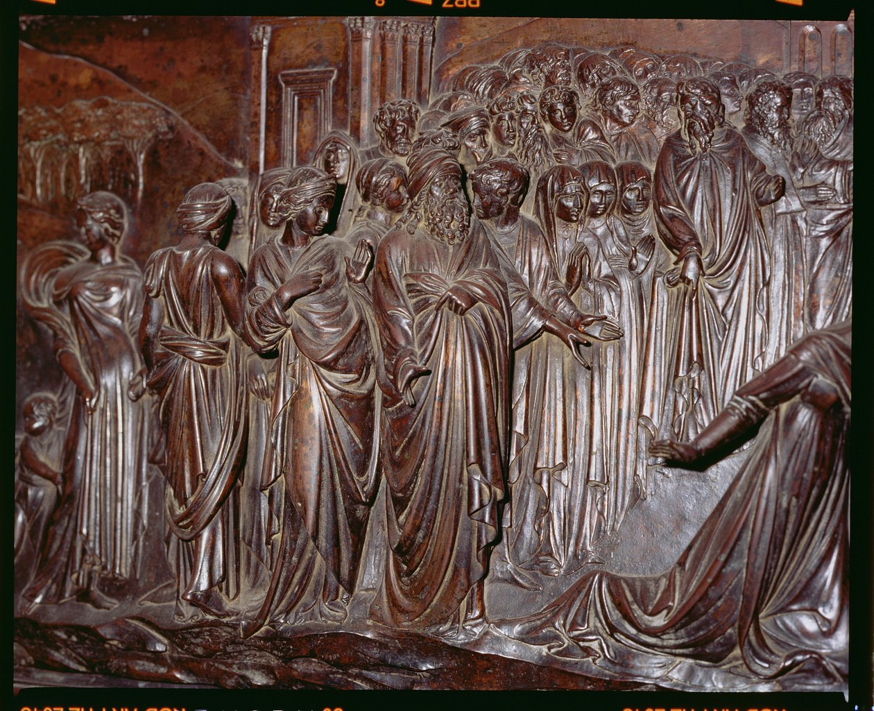The Shrine of St. Zenobius, detalj av mengden fra Miracle of the Strozzi Boy, c.1432-42 bronse detalj av 97641 av Lorenzo Ghiberti
