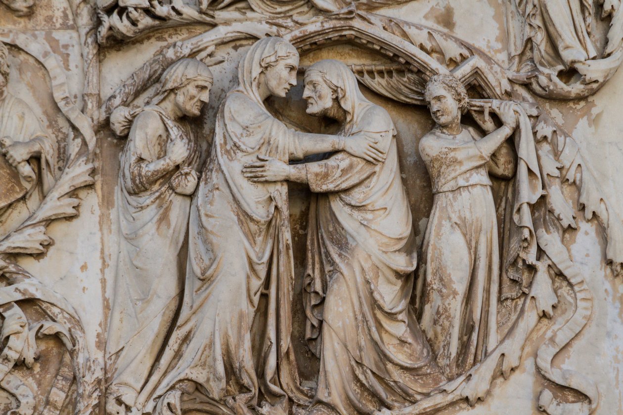 Maria på besøk hos Elizabeth, detalj fra Scener fra Kristi liv, Historier fra Det nye testamente, basrelieffer av Lorenzo Maitani (før 1275-1330), tredje søyle, fasade av Orvieto-katedralen, Umbria, Italia av Lorenzo Maitani