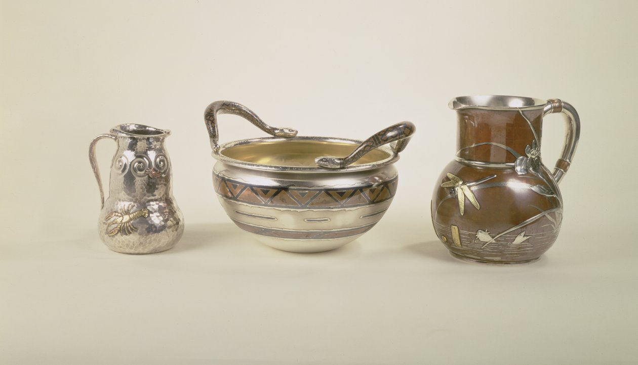 Til venstre: vannkanne med bassengscene; Midt: dåpsskål åtte halvliter; Til høyre: kanne med dobbel kalebass, Tiffany og Co av Louis Comfort Tiffany
