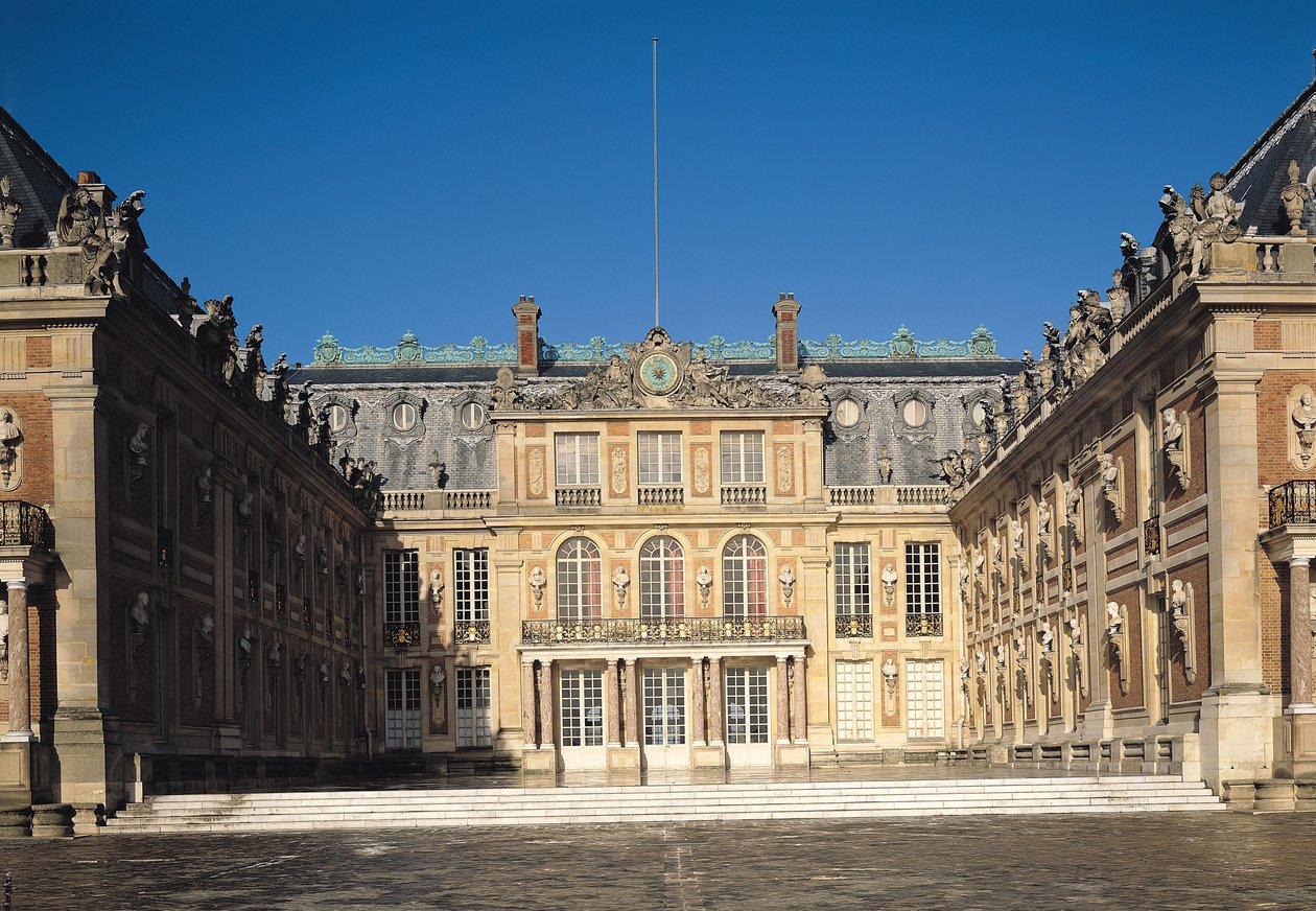 Louis XIII-gårdsplassen, eller marmorgårdsplassen, ombygd av Louis Le Vau (1612-70), ca. 1630 av Louis Le Vau