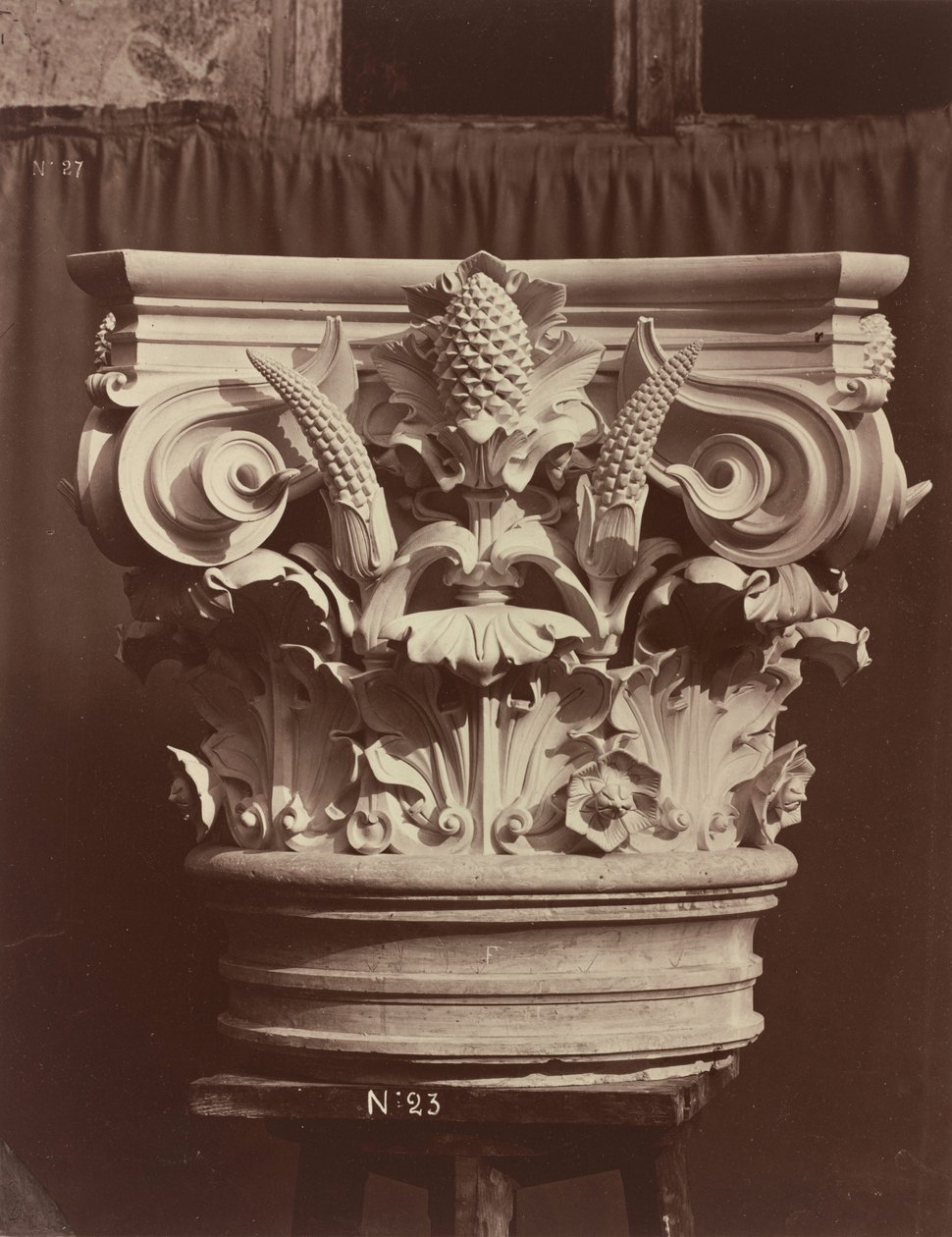 Ornamental skulptur fra operahuset i Paris (søylefragment), 1865/1874 (foto) av Louis-Emile Durandelle