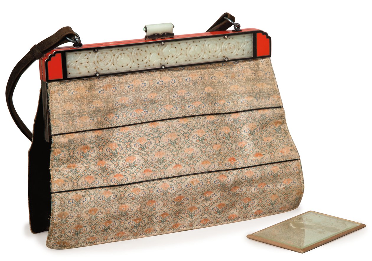 En fransk håndveske med merket av Cartier, ca. 1930 (silke, lakk og hardstein) av Louis Cartier
