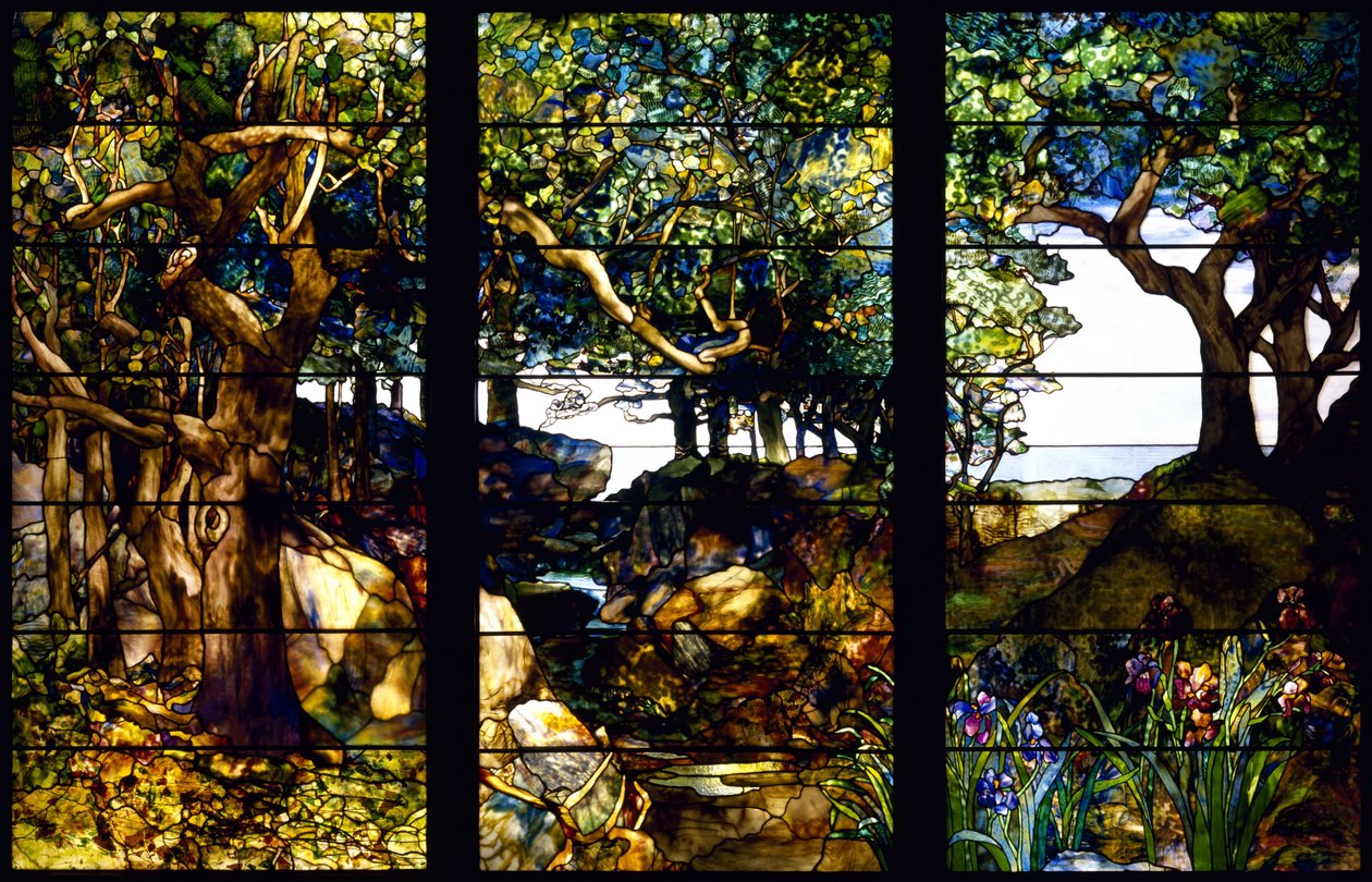 Et skogkledd landskap i tre paneler av Louis Comfort Tiffany
