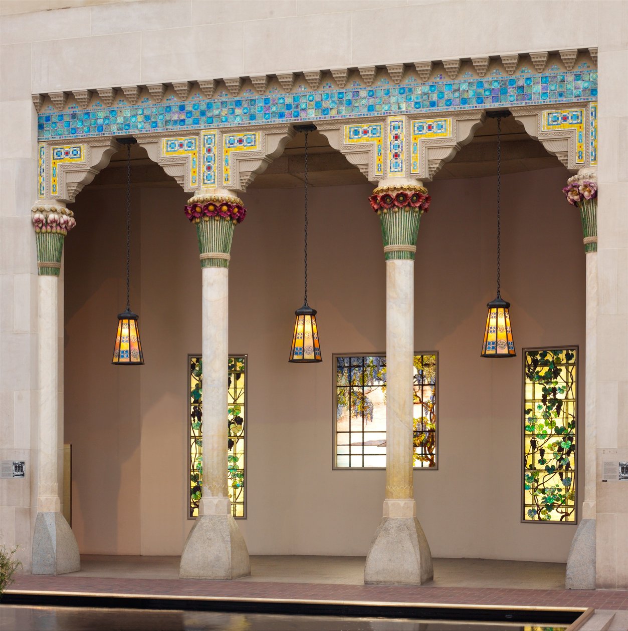 Arkitektoniske elementer fra Laurelton Hall, Oyster Bay, New York, ca. 1905 (kalkstein, keramikk og fravrile glass) av Louis Comfort Tiffany