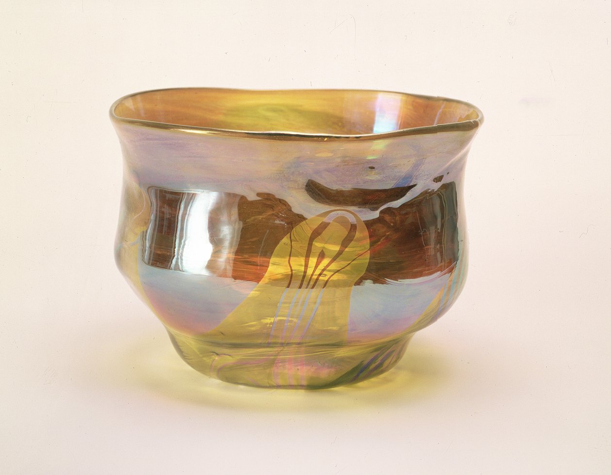 Favrile Bowl, for Glass Decorating Company, New York, ca. 1894 (gult glass med iris) av Louis Comfort Tiffany