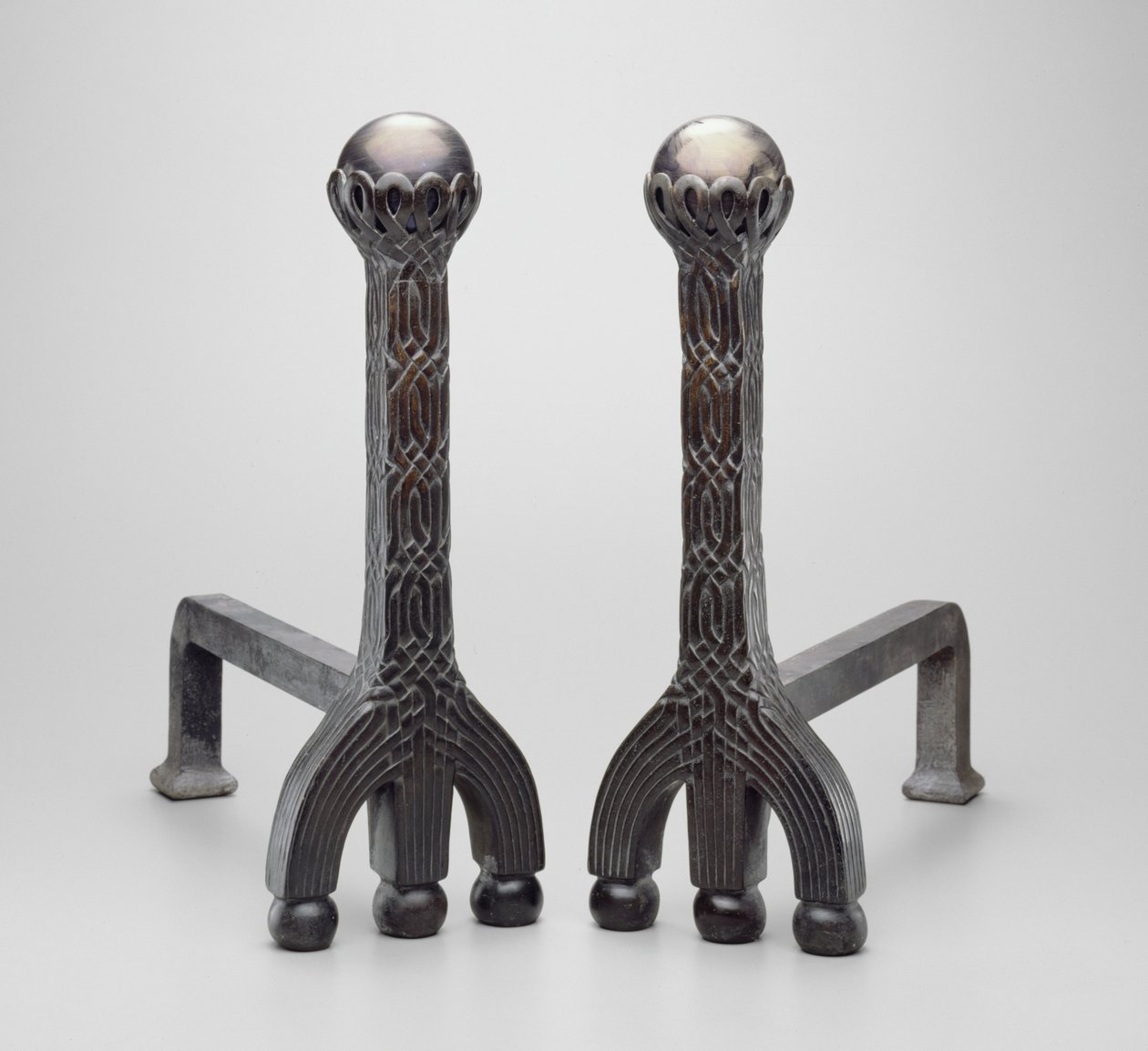 Par andirons, ca. 1892/1902 (bronse med favrile glass) av Louis Comfort Tiffany