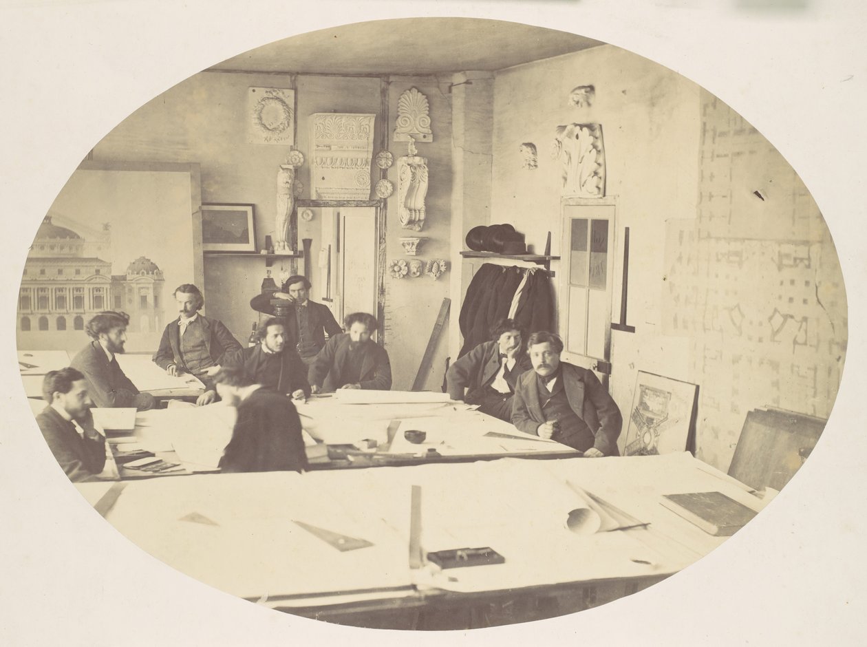 [Charles Garnier i tegnerommet mens han designer den nye Paris-operaen], ca. 1870. av Louis Emile Durandelle
