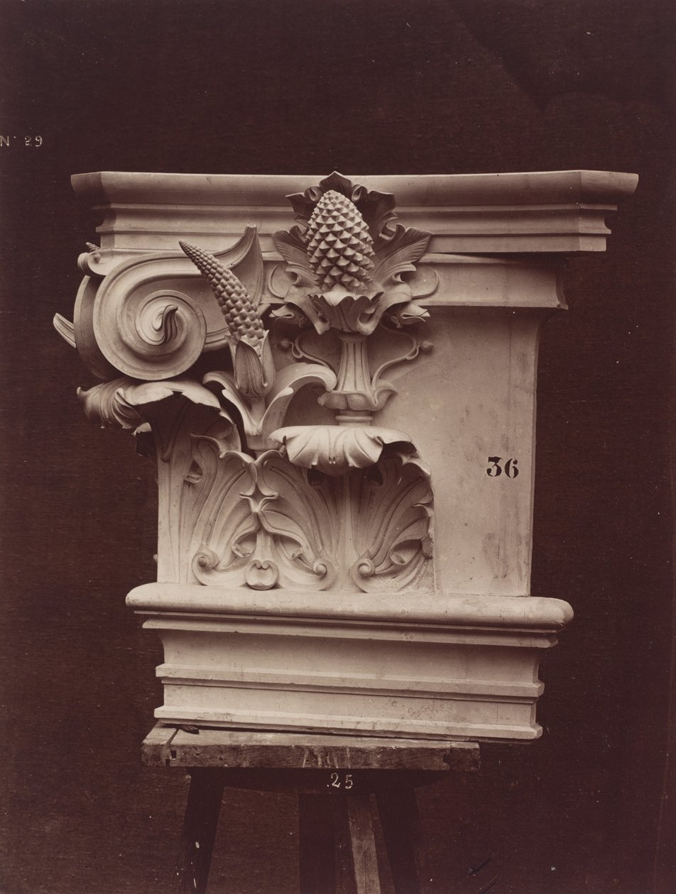 Ornamental skulptur fra Paris operahus (søyledetalj) av Louis Emile Durandelle