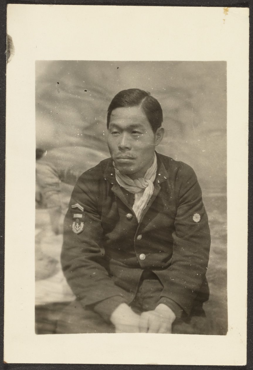[Asiatisk mann i uniform] av Louis Fleckenstein