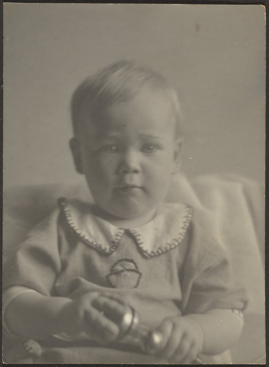 Baby med en sølvrangle av Louis Fleckenstein