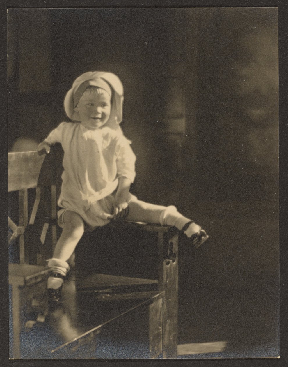 Baby sittende på en benk av Louis Fleckenstein