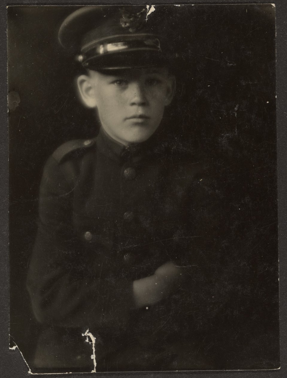 [Gutt i uniform] av Louis Fleckenstein
