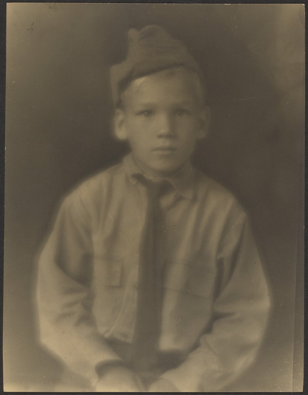 [Gutt kledd som soldat] av Louis Fleckenstein