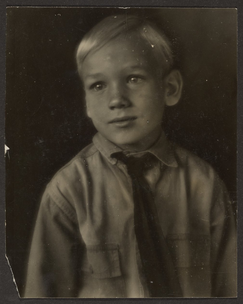 [Gutt i skjorte og slips] av Louis Fleckenstein