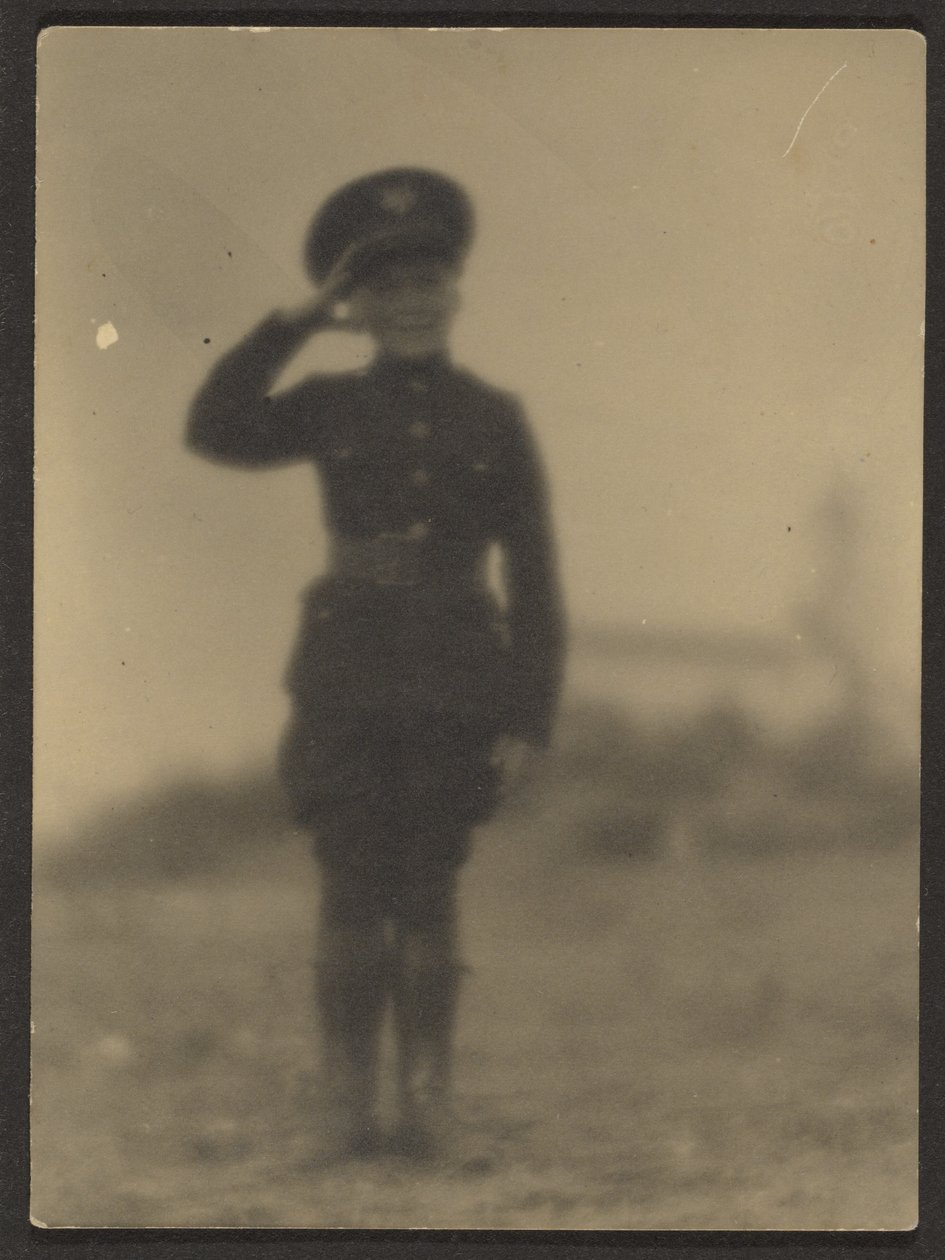 [Gutt i uniform] av Louis Fleckenstein