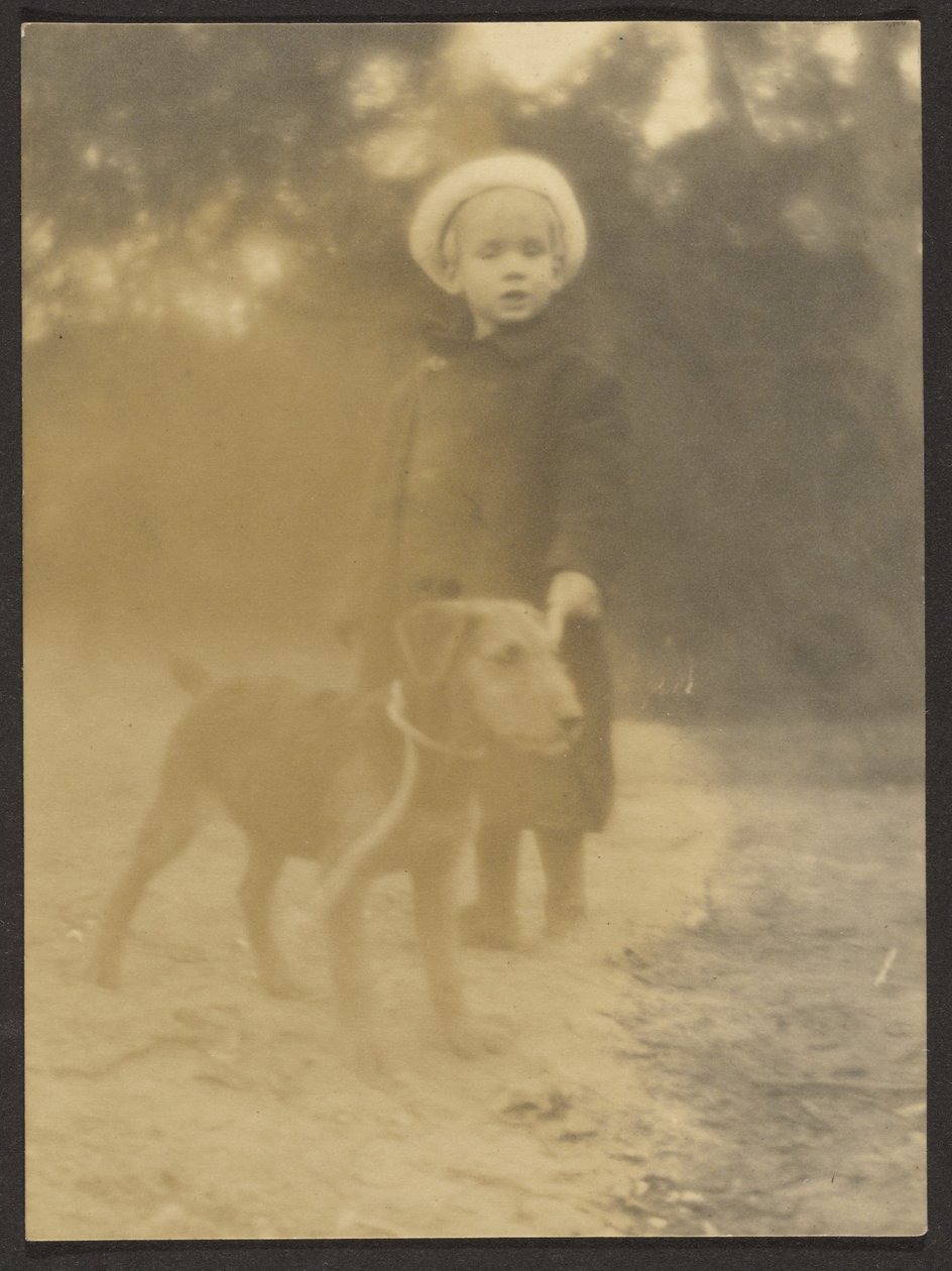 [Barn med hund i bånd] av Louis Fleckenstein