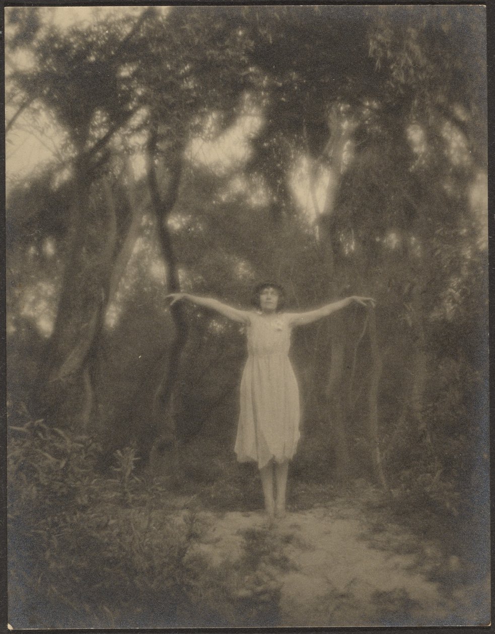 [Danser i en hage] av Louis Fleckenstein