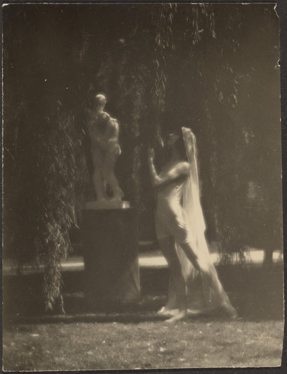Danser i hage av Louis Fleckenstein