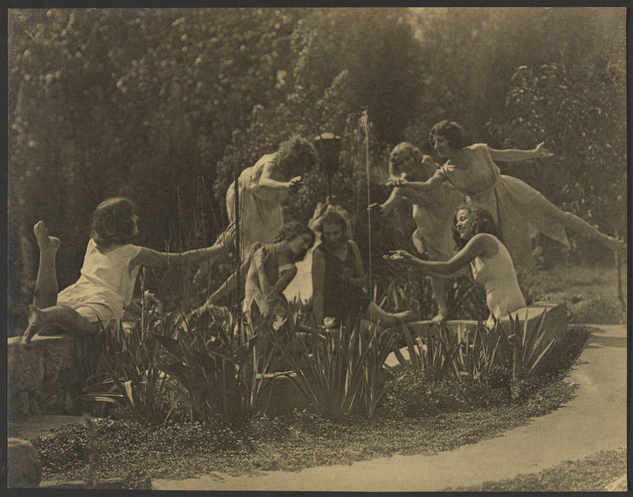 [Dansere som poserer langs hagemuren] av Louis Fleckenstein