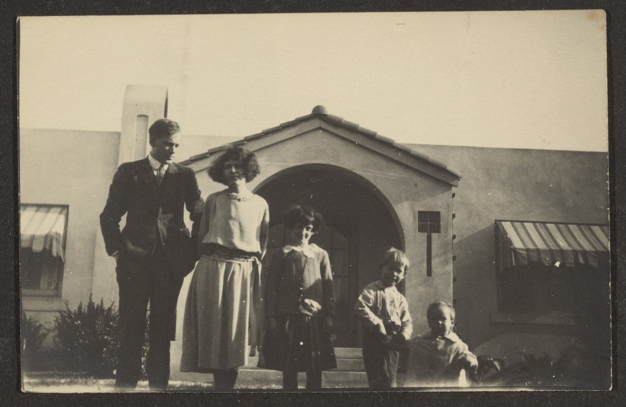 Familieportrett foran et hus av Louis Fleckenstein