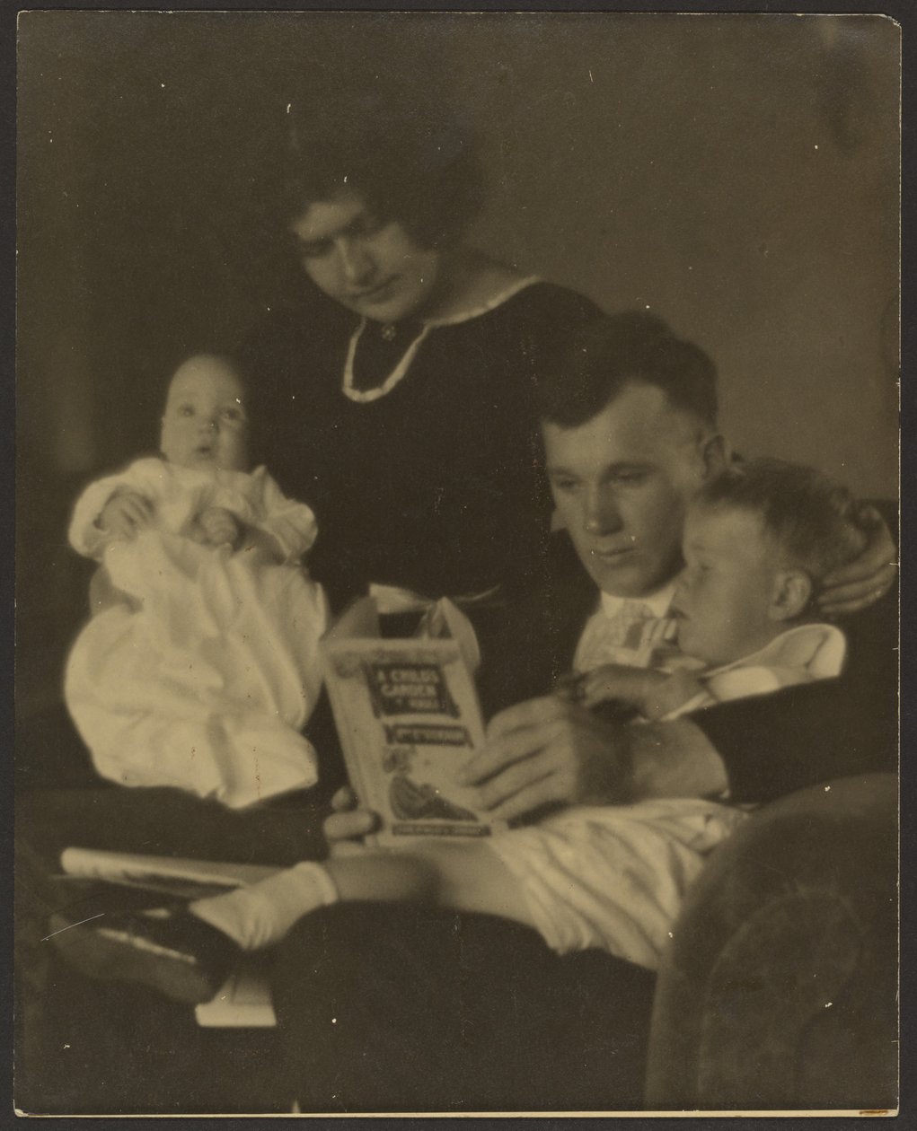 [Familieportrett med En hage med vers for barn] av Louis Fleckenstein