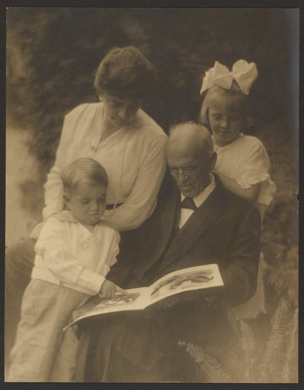 [Familieportrett med bildebok] av Louis Fleckenstein
