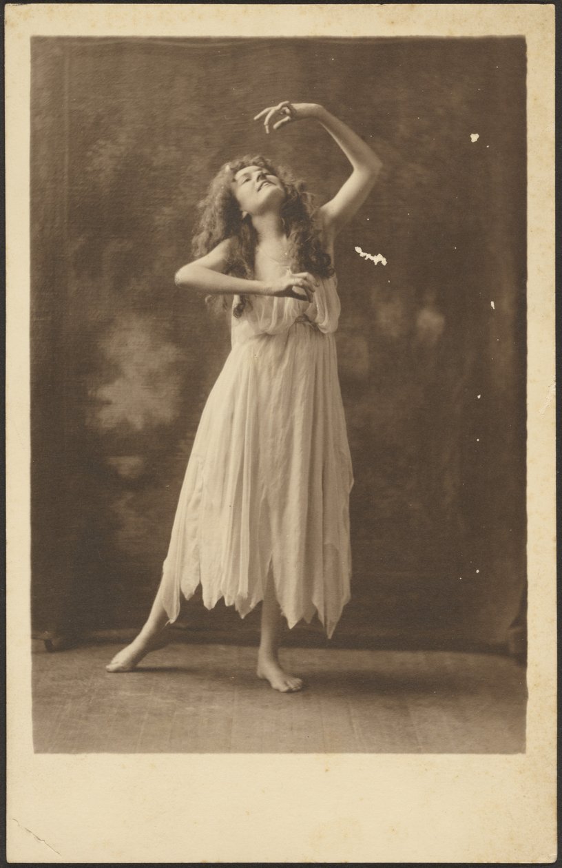 [Kvinnelig danser foran et veggteppe] av Louis Fleckenstein