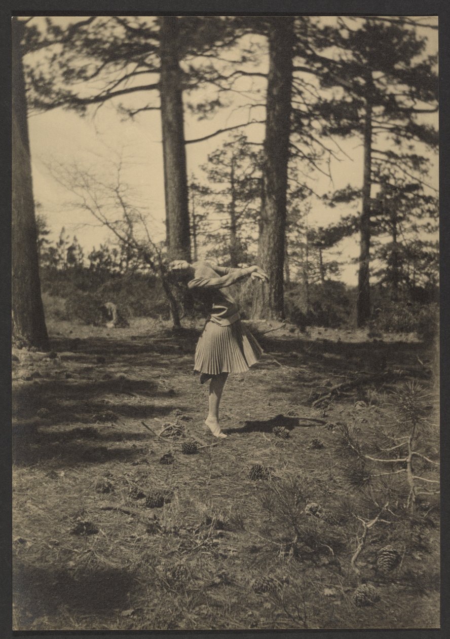 [Kvinnelig danser i en furuskog] av Louis Fleckenstein