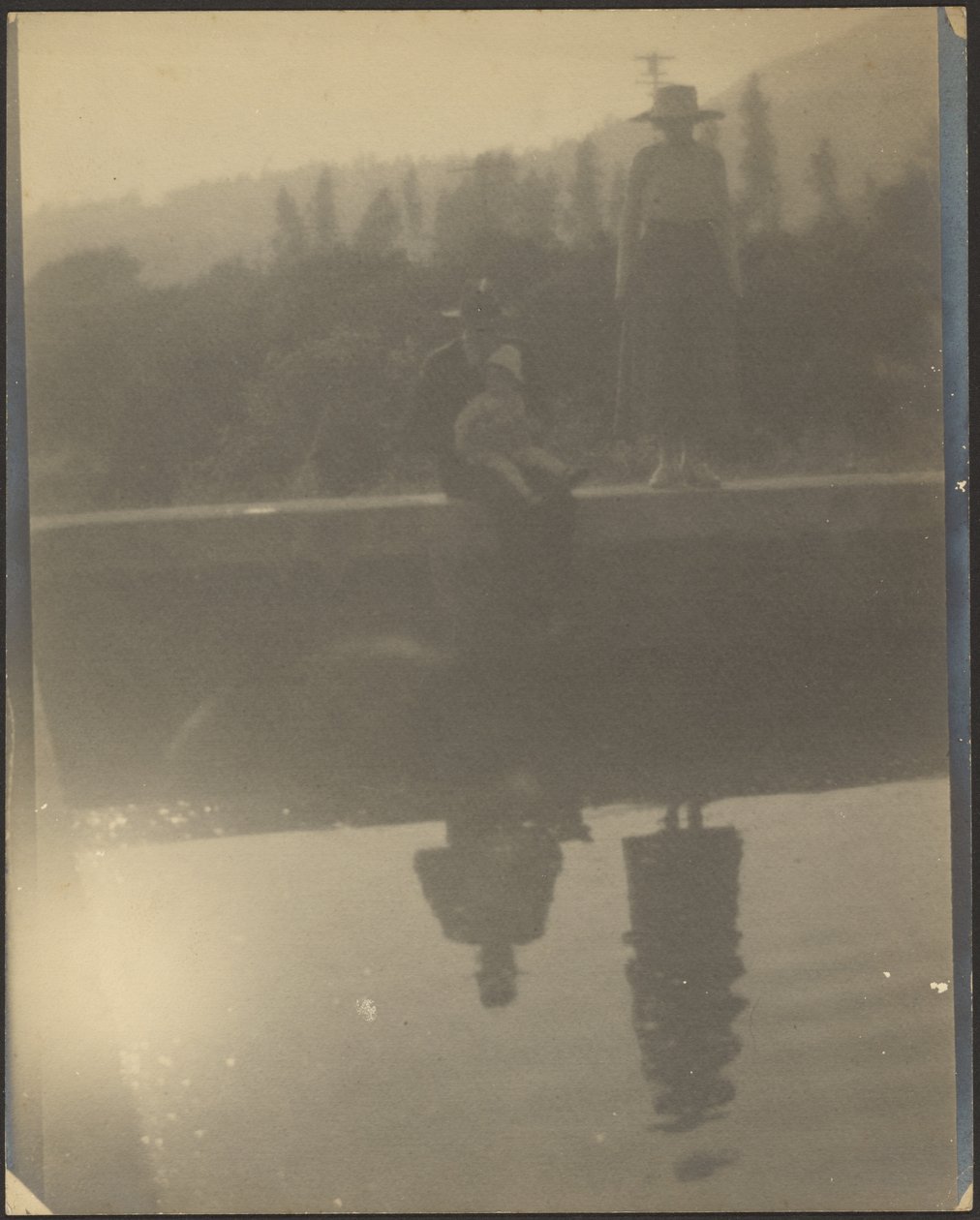 [Figurer speilet i vannet] av Louis Fleckenstein