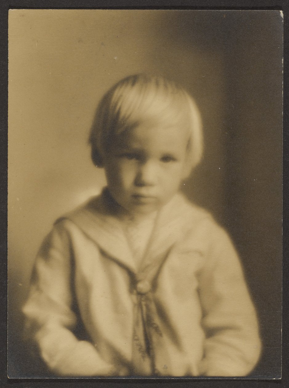[Gutt med linblondt hår] av Louis Fleckenstein