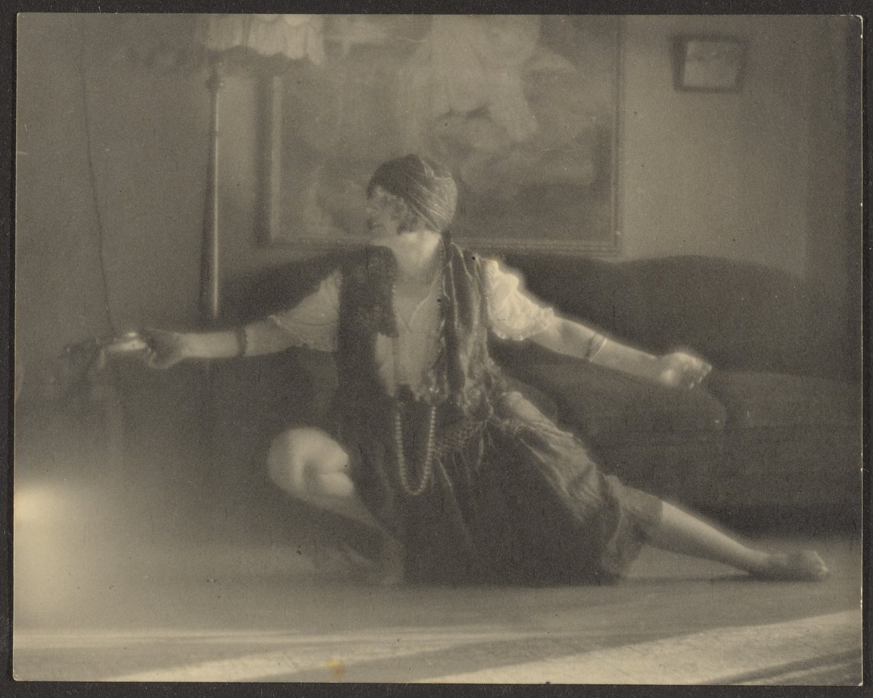 [Florence danser i stuen] av Louis Fleckenstein