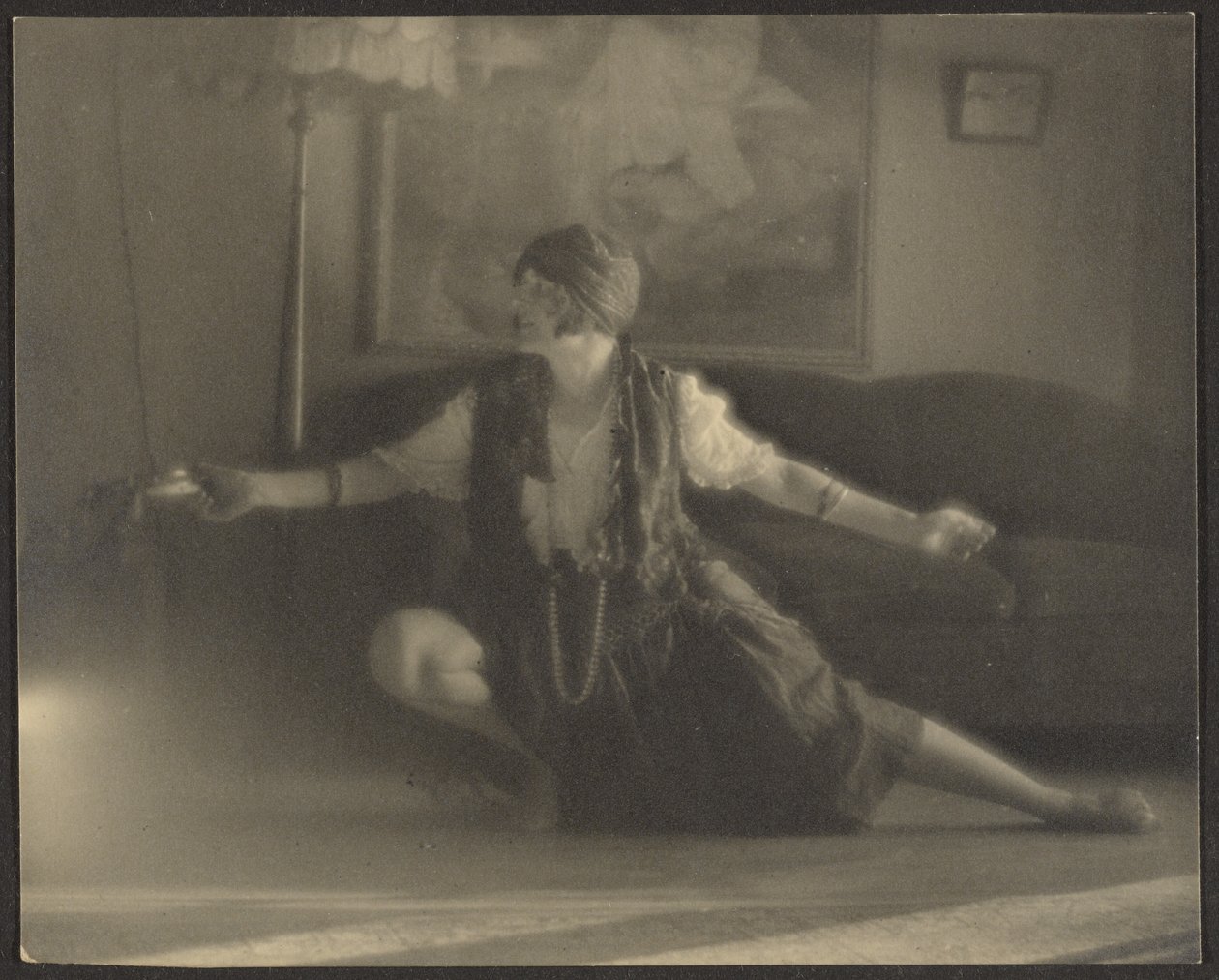 [Florence danser i stuen] av Louis Fleckenstein