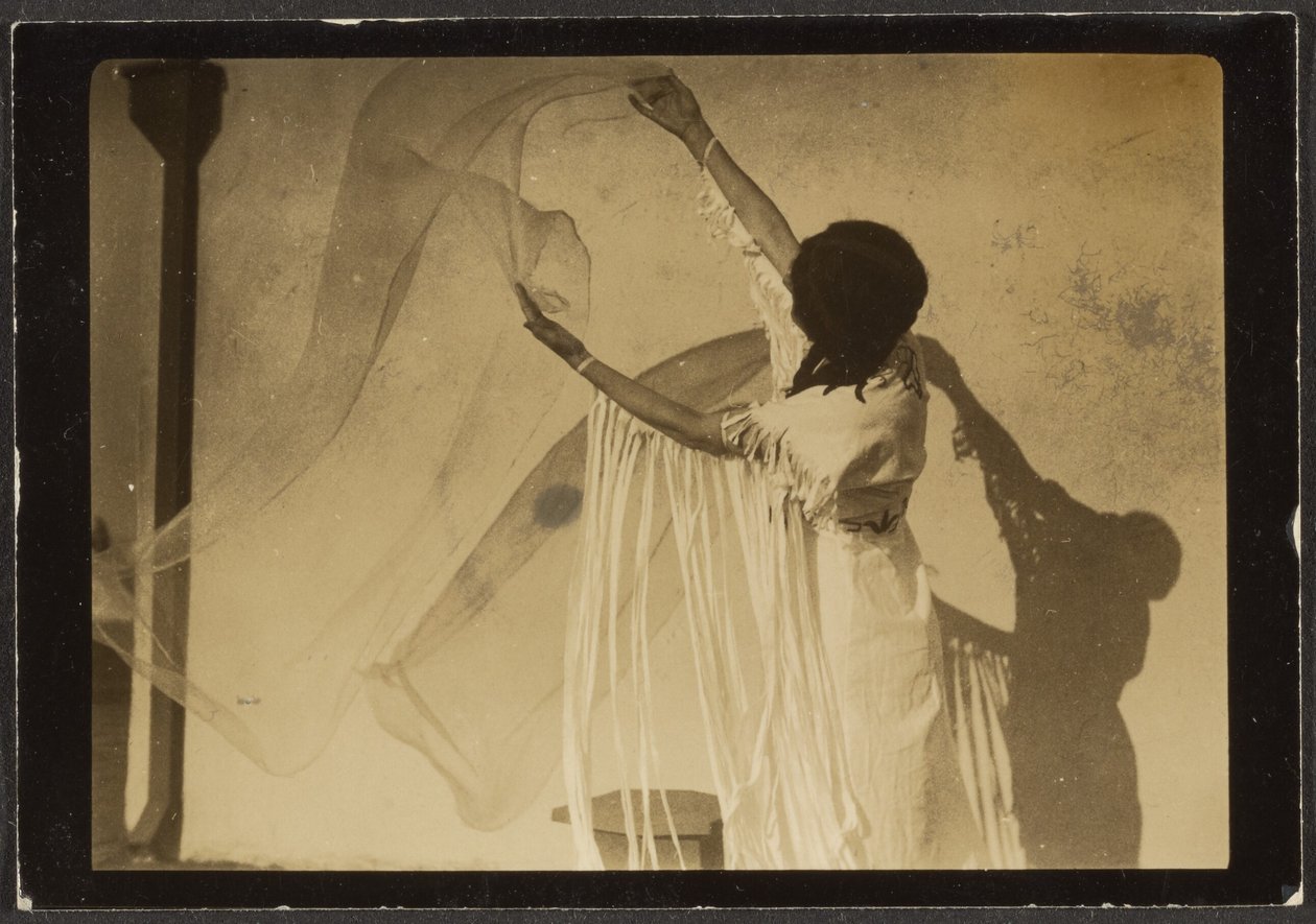 [Florence danser i indiansk kostyme] av Louis Fleckenstein