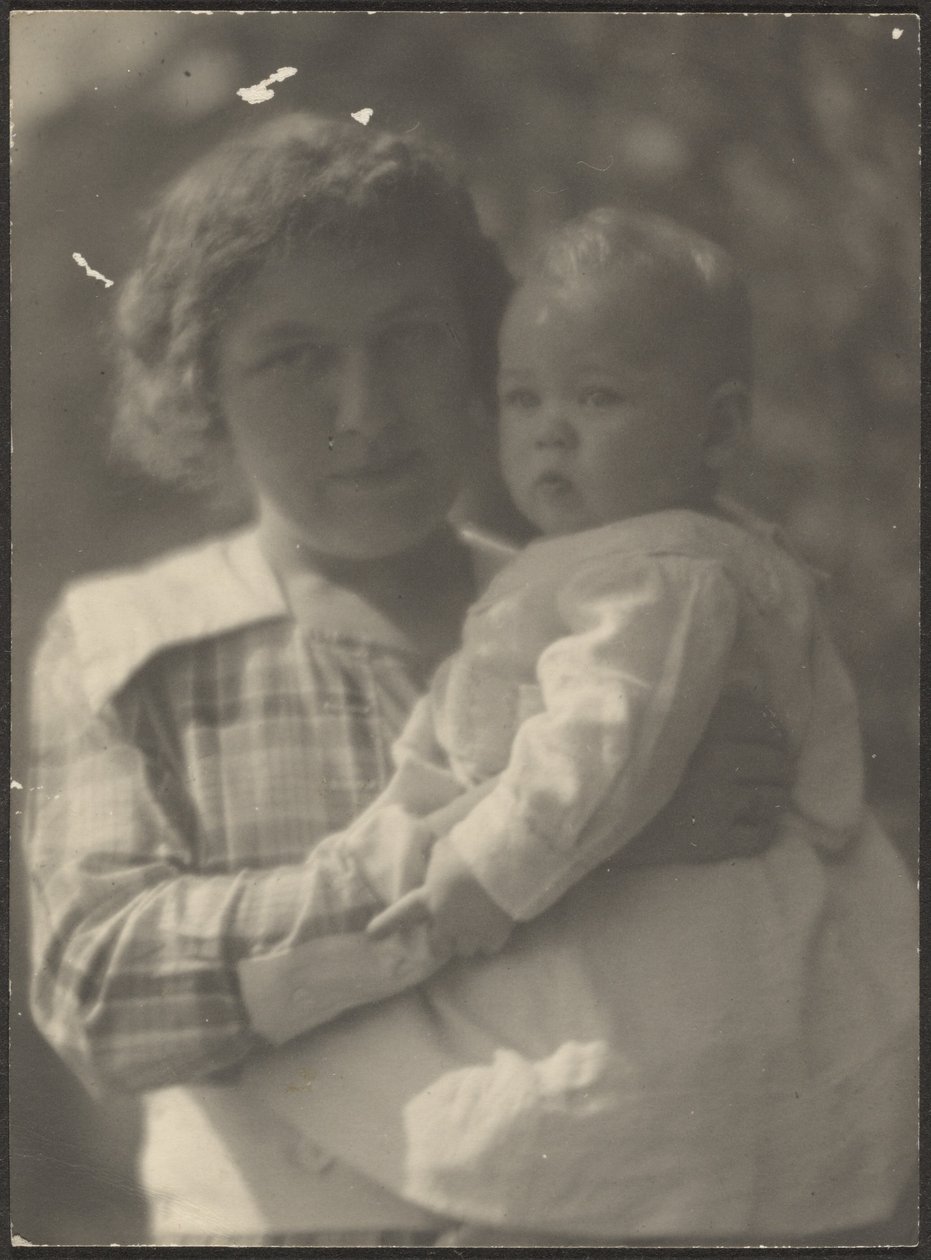 [Florence holder en baby] av Louis Fleckenstein