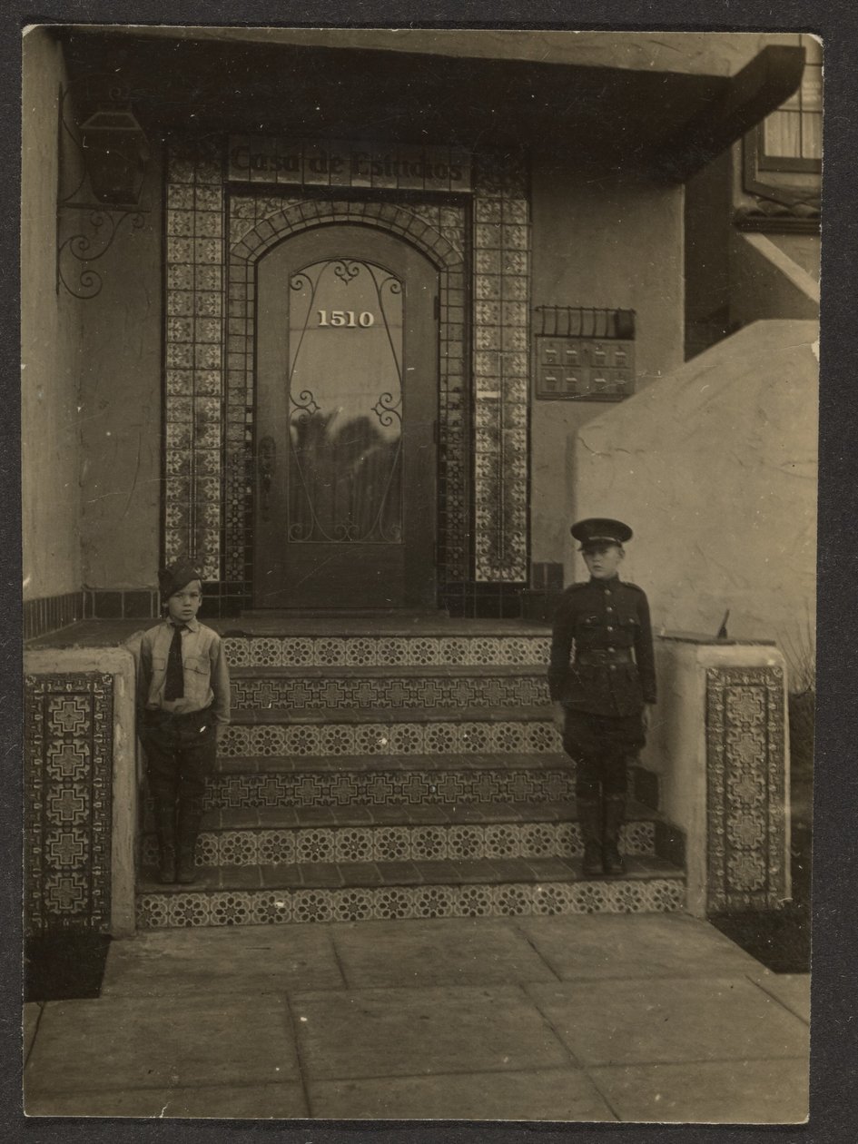 [Florences gutter foran Fleckensteins studio i Long Beach] av Louis Fleckenstein