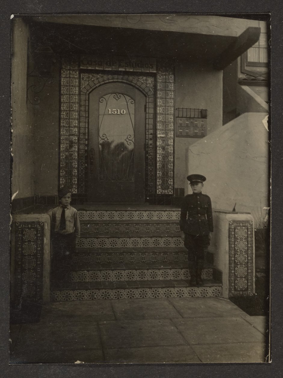 [Florences sønner utenfor Fleckensteins atelier i Long Beach] av Louis Fleckenstein