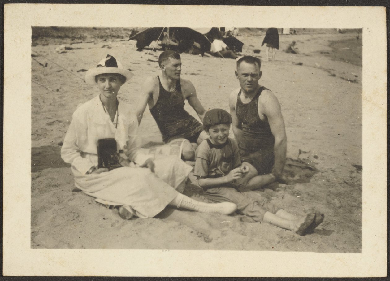 [Gruppe på stranden] av Louis Fleckenstein