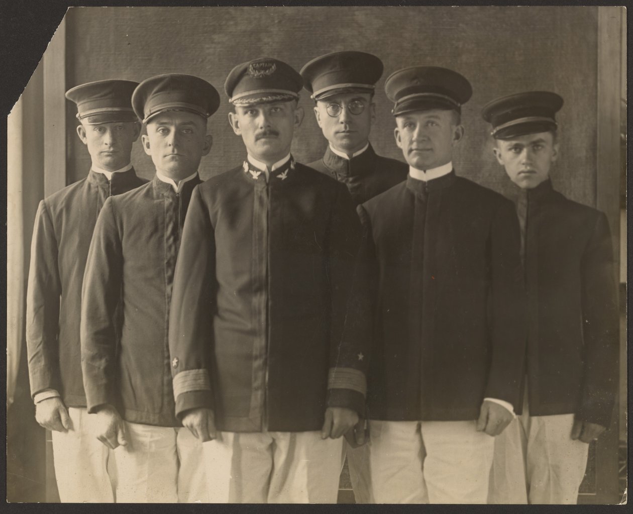 [Gruppe unge menn i uniform foran billedvev (kadetter)] av Louis Fleckenstein