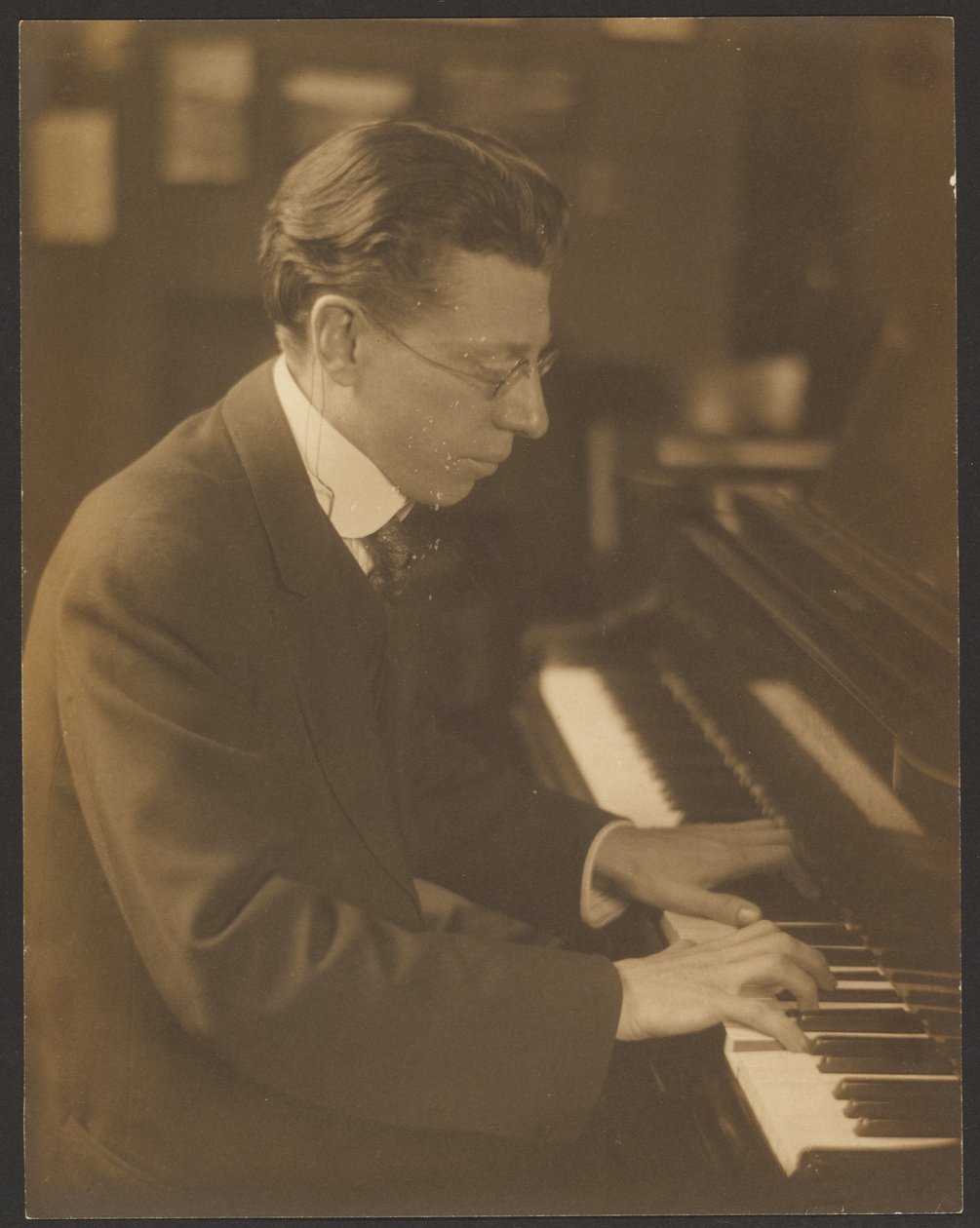 Homer Grunn ved pianoet av Louis Fleckenstein