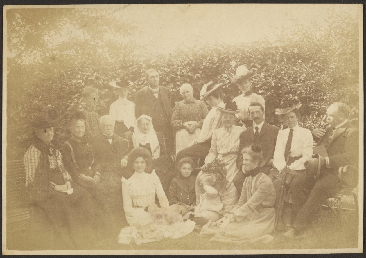 [Stort familiegruppeportrett] av Louis Fleckenstein