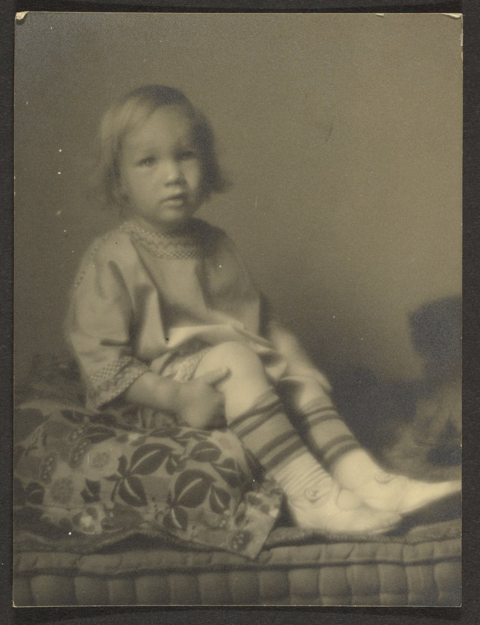 Liten jente på en pute av Louis Fleckenstein