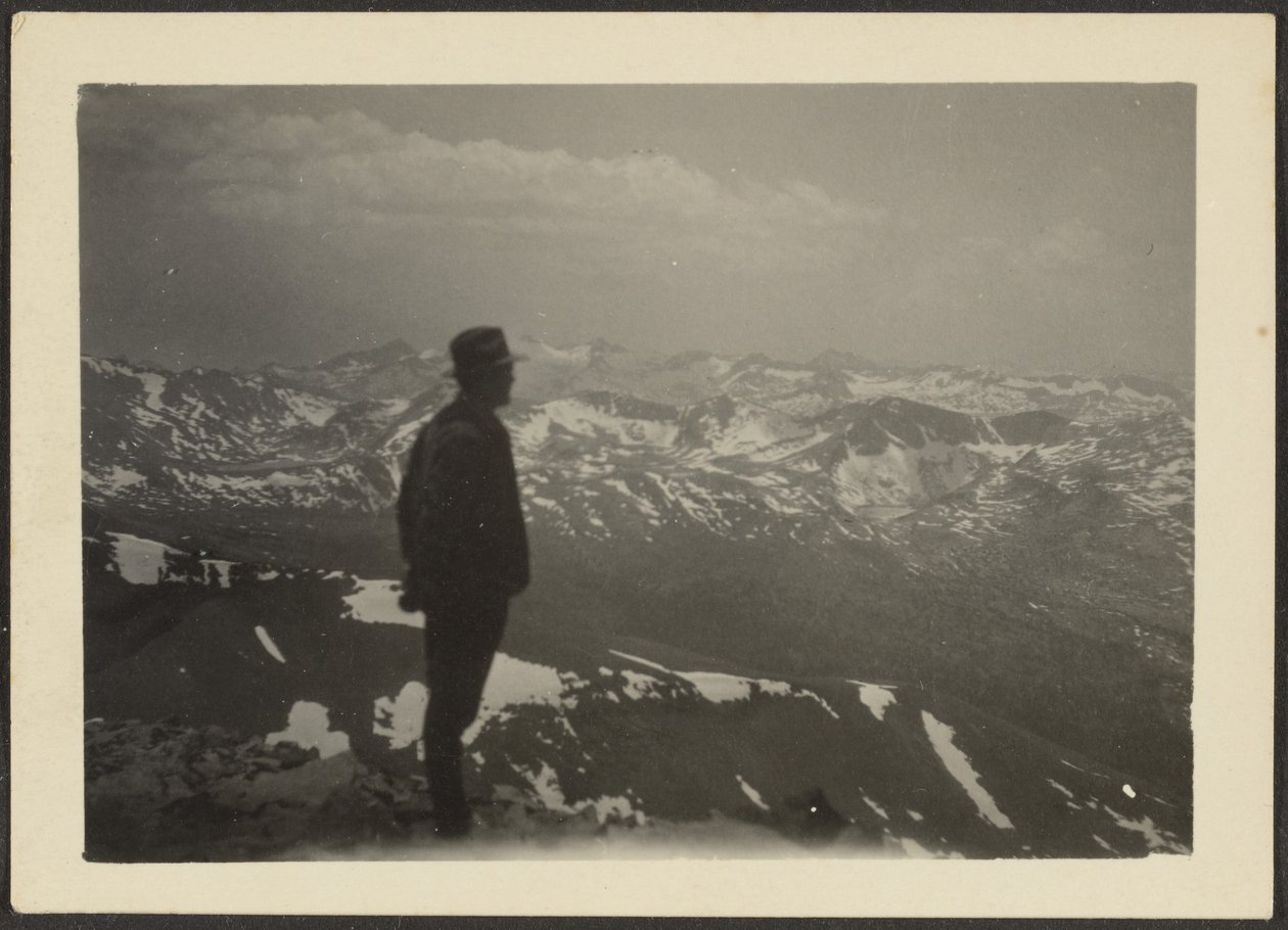 Mann i fjellandskap av Louis Fleckenstein