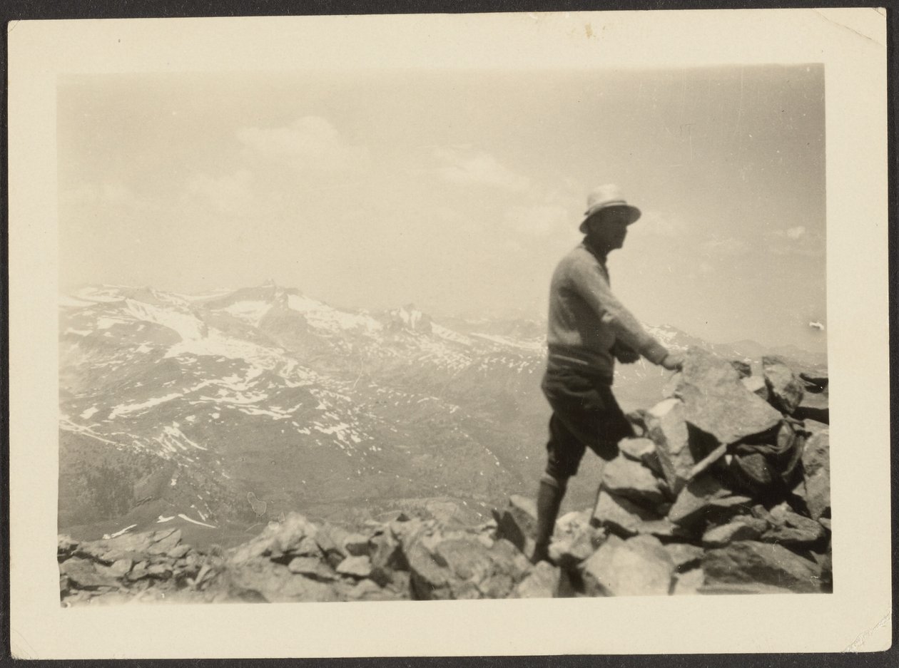 [Mann i fjellandskap] av Louis Fleckenstein