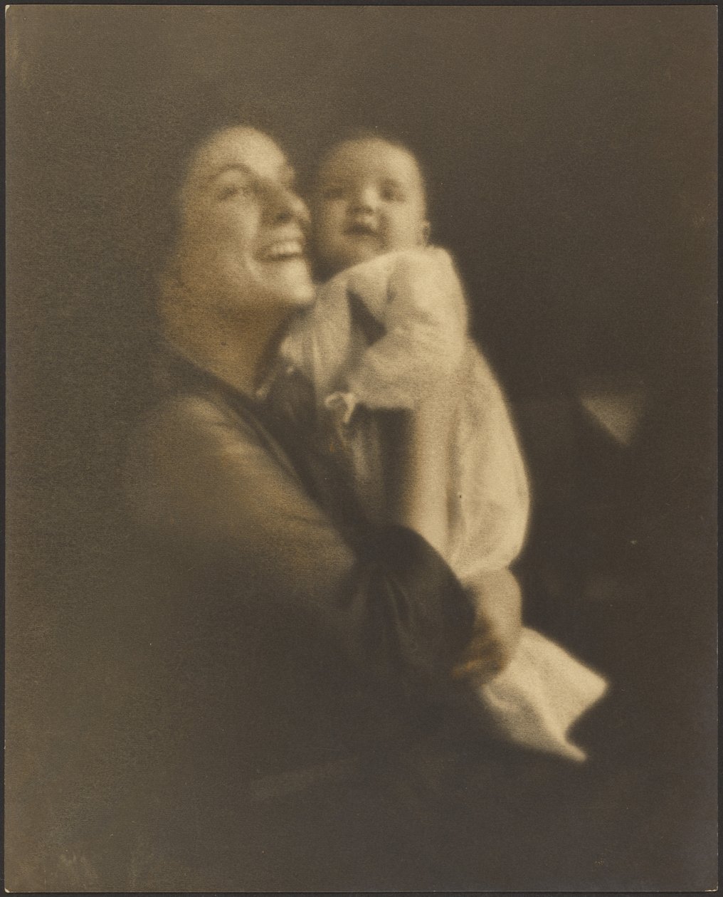 [Mor og baby i hvite kjoler] av Louis Fleckenstein