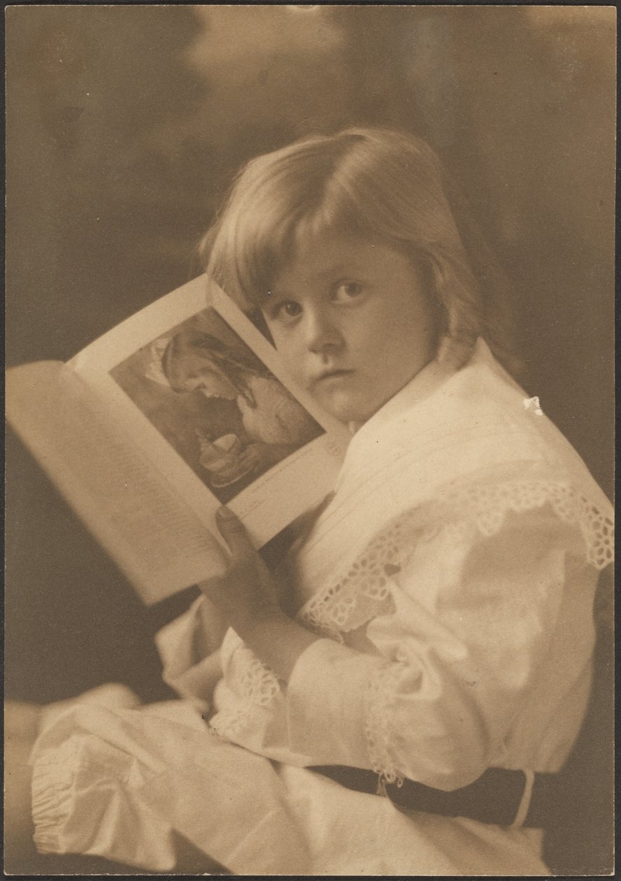 [Portrett av et barn som holder en bok åpen ved en lignende illustrasjon] av Louis Fleckenstein