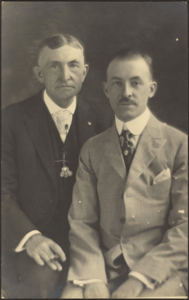 [Portrett av to menn med dressdetaljer] av Louis Fleckenstein